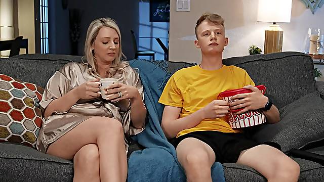 Mamá Caliente Atrapada Y Follada, Sorprendida Por Detras, Mama Pillada Cabalgando