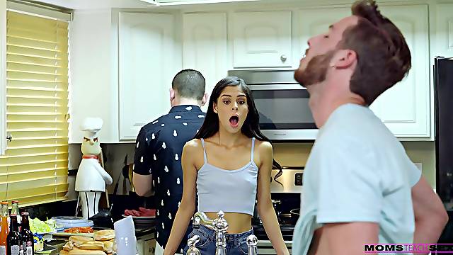 Moms Attrapé, Maman Coincer Dans La Cuisine, Mom Teach Teen Trio