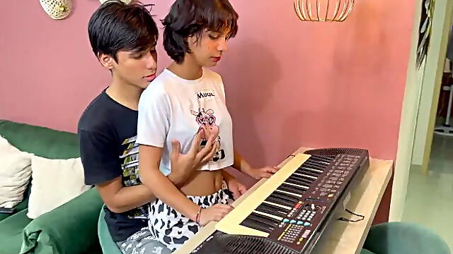 Ayudo a Mi Pequea Hermanastra Con Sus Clases De Musica Y Termino Follandola ...