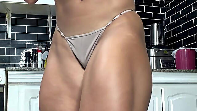 Latina mommy roars with burning muscle power