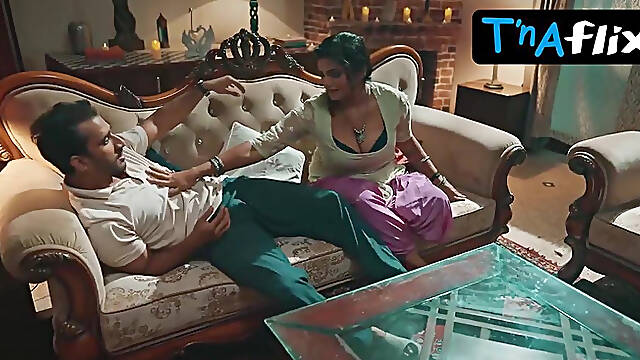 Bharti Jha Sexy Scene in Do Din Ka Mehmaan