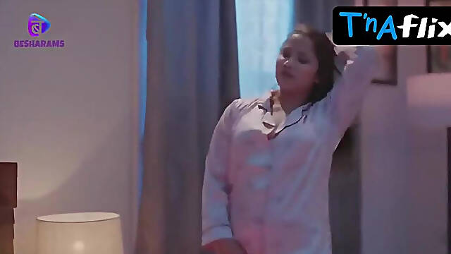 Bharti Jha Bikini Scene in Good Luck