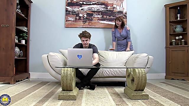 Gordita Madura Con Joven, Señora En Tanga