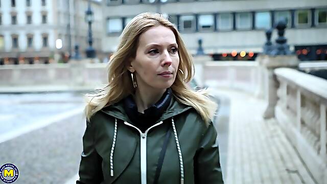 Sensual amateur mom filmed when taking dick from a random bull