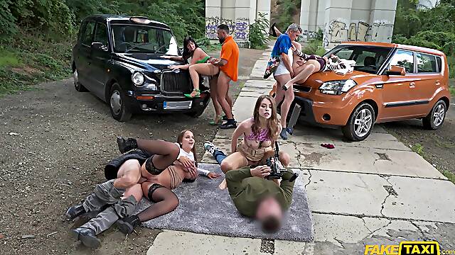 Flacas Medias Largas, Subiendo Falda En La Calle, Mujeres Palidas