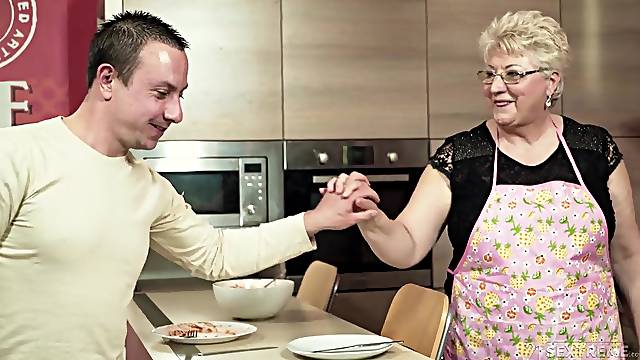 Rubia Pelo Corto Gafas, Abuelas En Medias