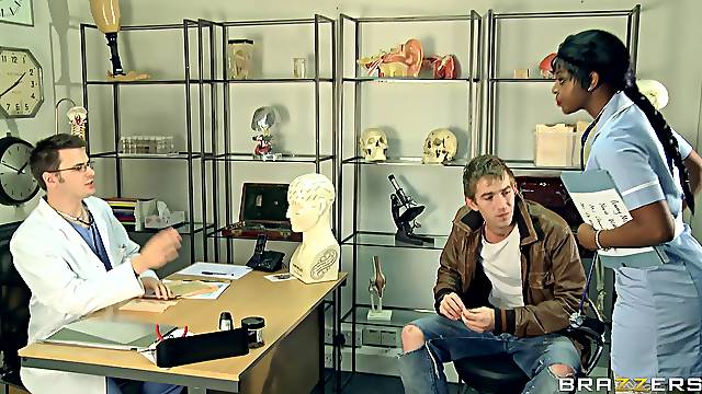 Alaiter Un Homme, Infirmière À L Hopital, Lit Hôpital, Nurse Ébène