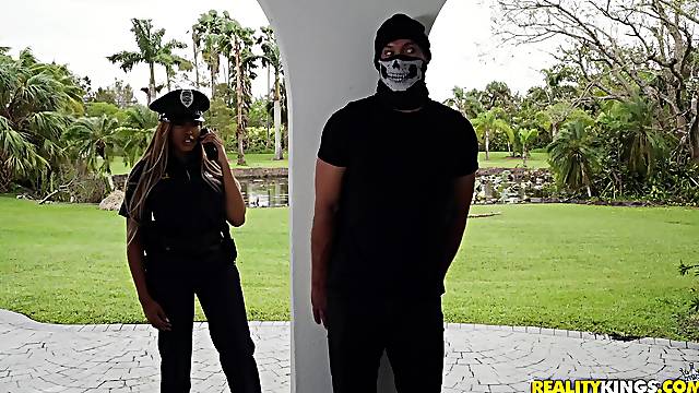 Poli Cop, Realidad Culo Grande