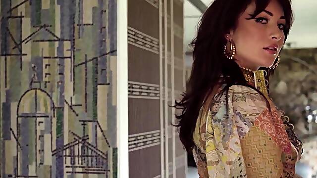 Pale skinned MILF reveals her hairy cunt