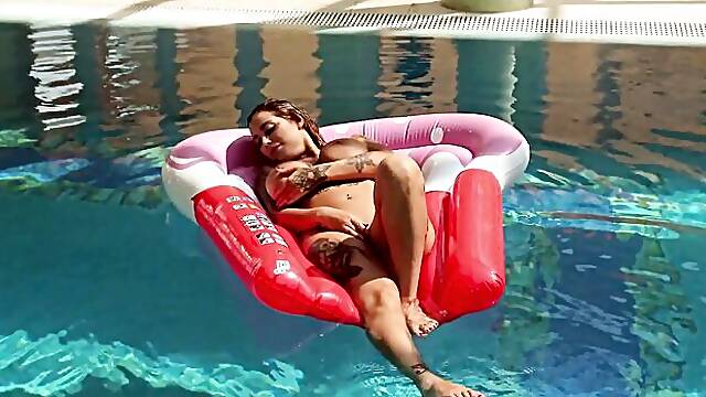 Pscine, Solo Canadienne, Ados Piscine Public, Asian Tatouée Solo