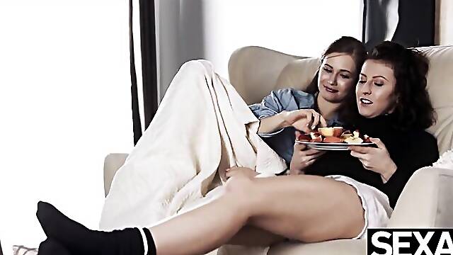 Mother Lesbico, Chupar Tetas Lesbiana, Apretando Pezon