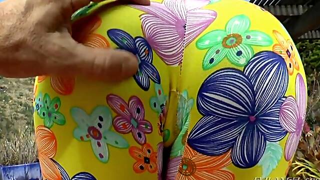 Big-bottomed chick Casey Calvert shows off her nice bums