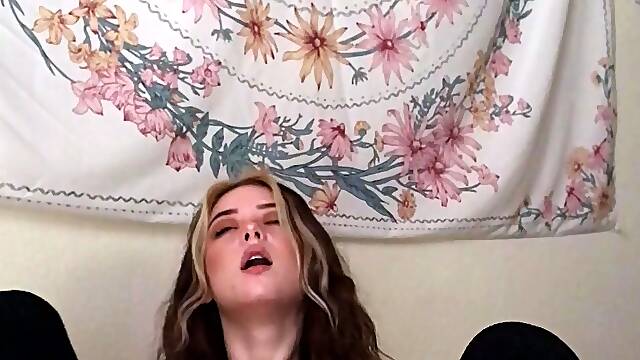 Blonde solo toying