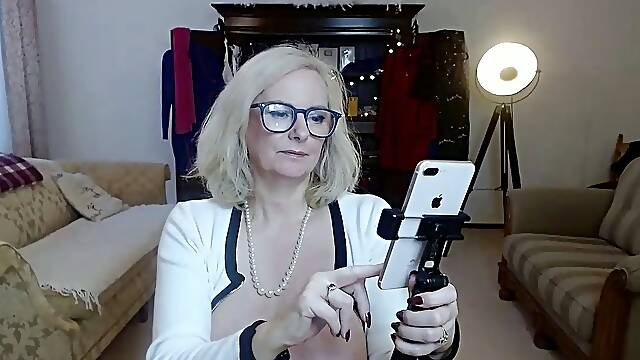 Close up MILF masturbation