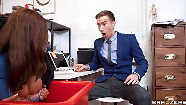 Sur Les Jambes, Orgie De Gros Seins, En Double Au Bureau, Pleut