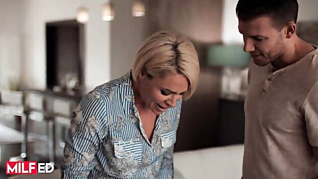 Chupando Tetas Enormes, Rubia En El Sofa, Redondas Naturales