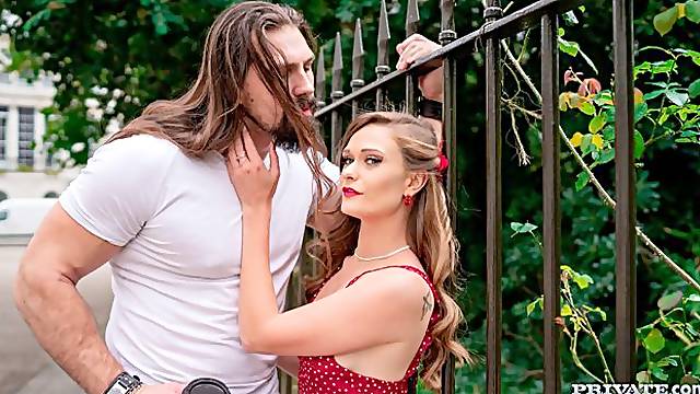 Milf En Sofa, Romantico Rubias, Lamer Coño Romantico, Opera Prima