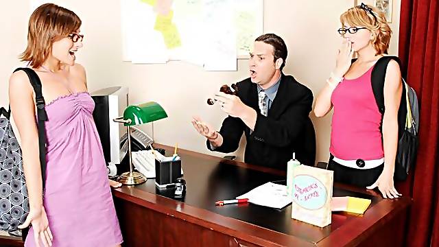 Mamada Al Profesor, Profesora Grupo De Tres, Milf Rubia Gafas