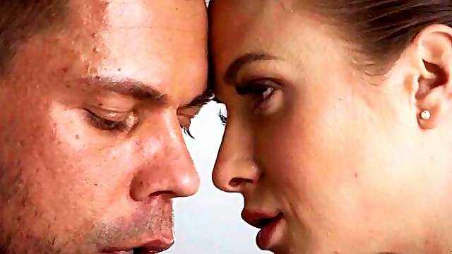 Besando Y Follando, Besando Tetas Grandes, Besos En La Cama