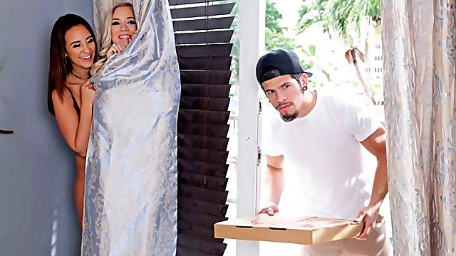 Milf Flaca Morena, Doble Cama