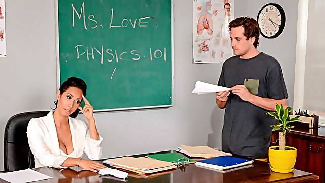 Face Assise Bureau, Teacher Mature Gros Seins