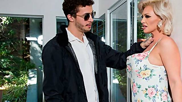 Rubia Tetona Sofa, Tomando El Sol Tetonas, Pelo Corto Tetonas