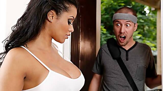 Cheuveux Attache, Gros Cul Silicone, Une Grosse Bite Lui Defonce Le Cul