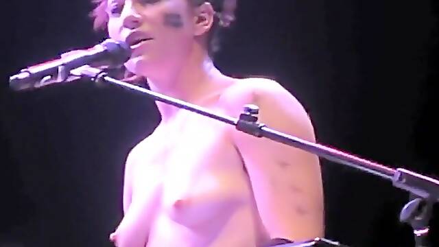 Maquillando Desnudas, Exibisionismo