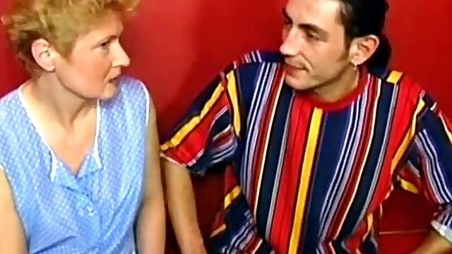 Mamie Se Tape Un Jeune, Poilue Avec Jeune, Devient Une Salope