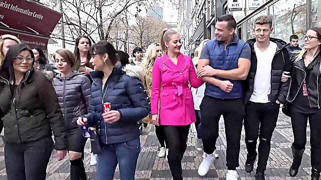 Embarazada Grupo, Checa Orgia