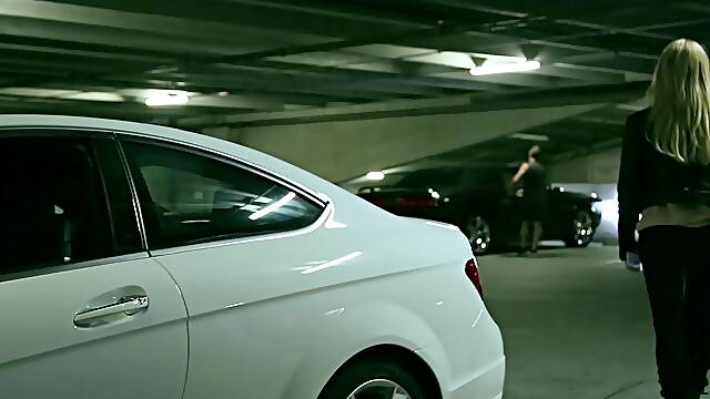 Femme Gros Seins Naturels, Baisee Dans Un Parking, Femme En Bikini