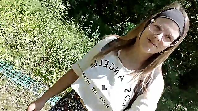 Unexperienced dame is fapping in the nature, during the day and screaming from sensation while spunking