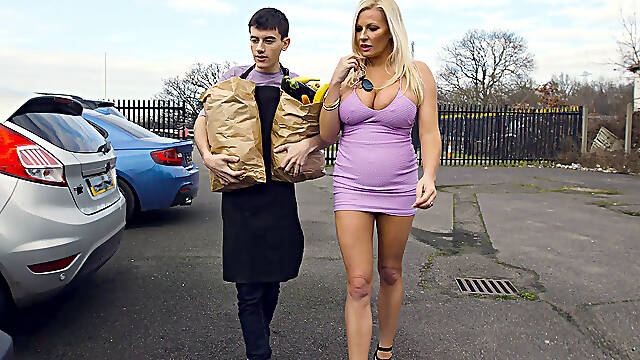 Rubia En El Auto, Aparcamiento De Coches, Seduce En Vestido