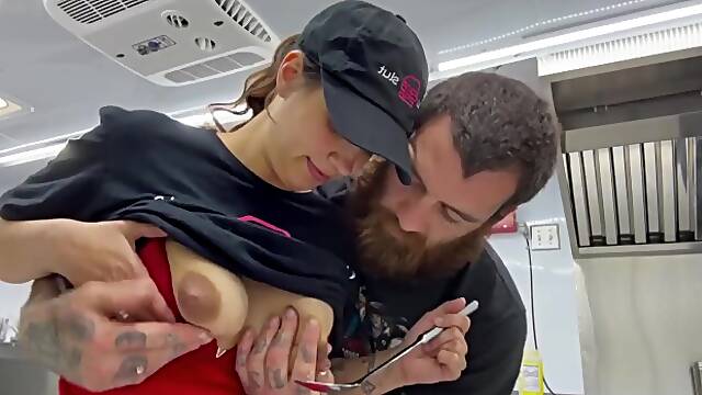 Lait Baise, Lait Public, Camion En Public