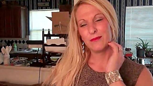 American milf Shelby lowers her pantyhose and has some fun