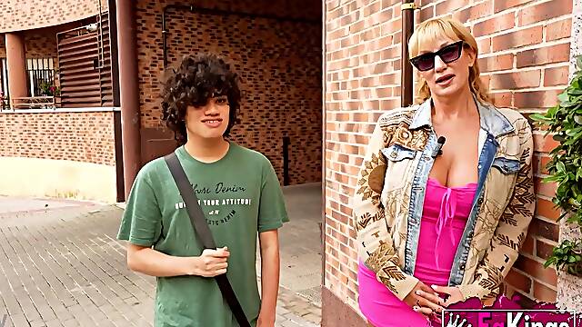 Victoria Vera Fait Face A Un Amateur Avec Une Grosse