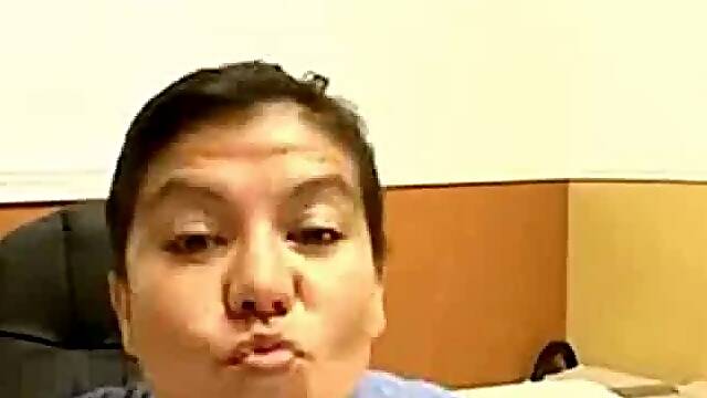 Madura latina se masturba en la oficina por webcam