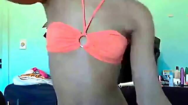 Ebony Amateur Shows Off on Webcam