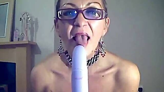 Mature Woman Masturbates on Webcam