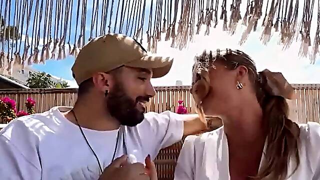 Jeune couple baise dans la voiture