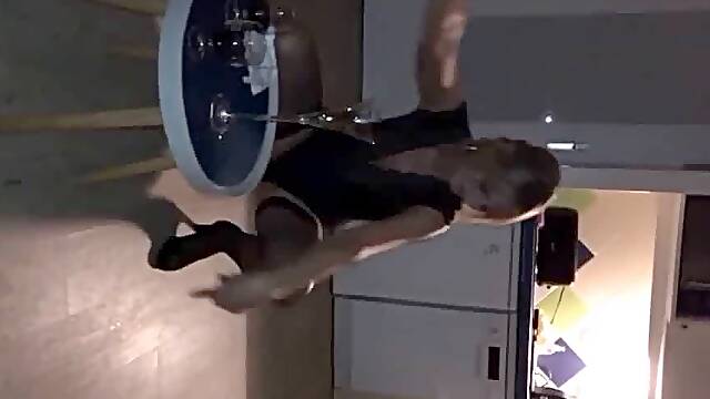 Le cocu matte sa salope se regaler avec un mec