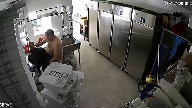 Baisée dans la reserve du restaurant