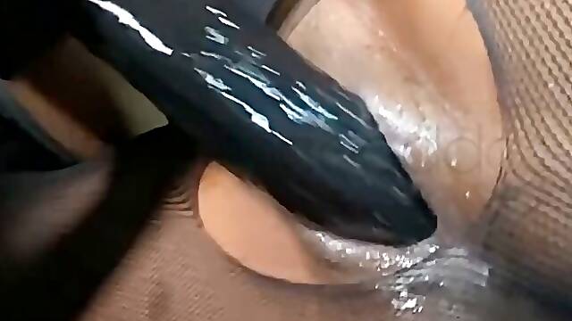 Amateur thick ebony babe dildoing her creamy pussy