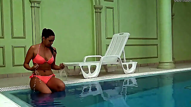 Teasing Hungarian nympho in nude underwater swim