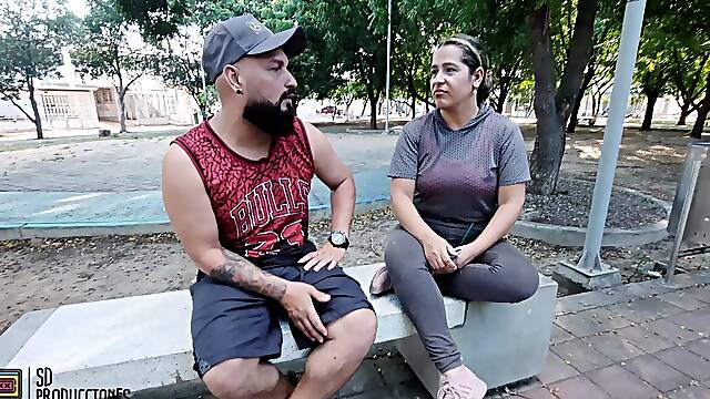 Me encuentro en el parque a una compańera y la invito a mi casa - Porno en Espańol