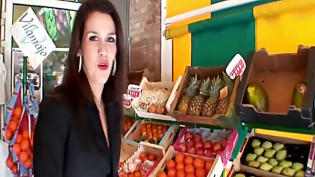 Funny anal sex with the sexy fruit seller