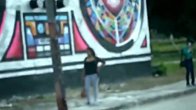 Police uses undercover agent to catch black robbery suspect on the street