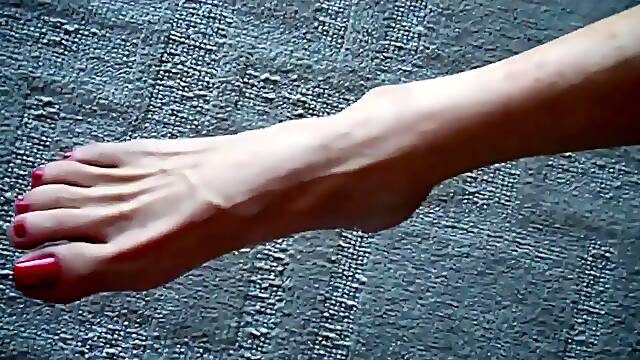 Vieja Puta Se Hace Cojuda Y Hace Un Footjob With L A
