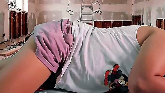 Filipina milf waiting for workers Under construction room