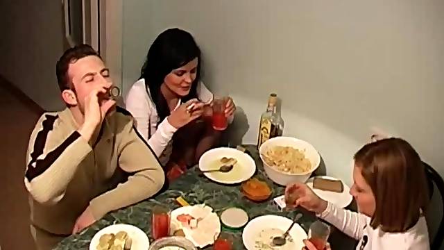 Nu A La Cuisine, Russe Ronde, Femme Mon Pote